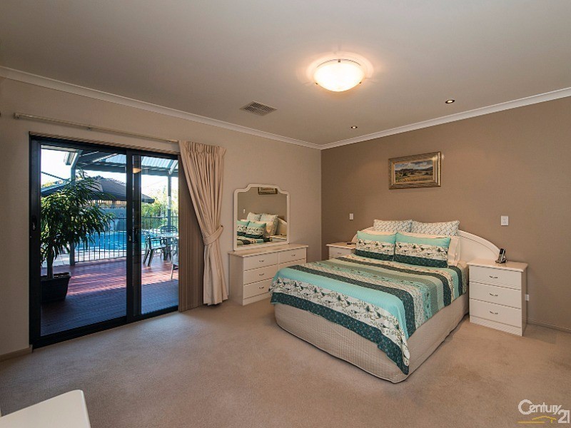8 Moseley Drive, The Vines WA 6069