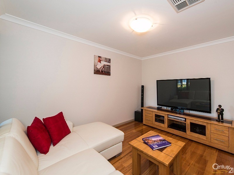 8 Moseley Drive, The Vines WA 6069