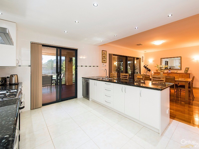 8 Moseley Drive, The Vines WA 6069