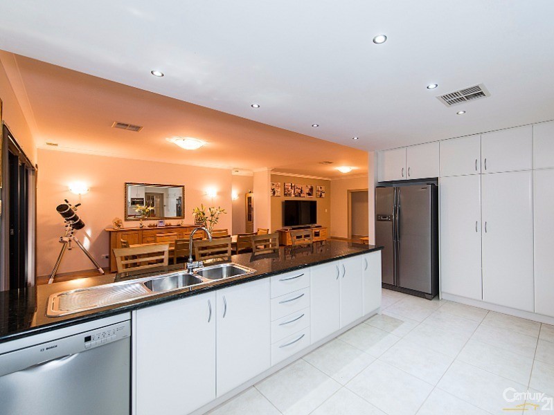 8 Moseley Drive, The Vines WA 6069