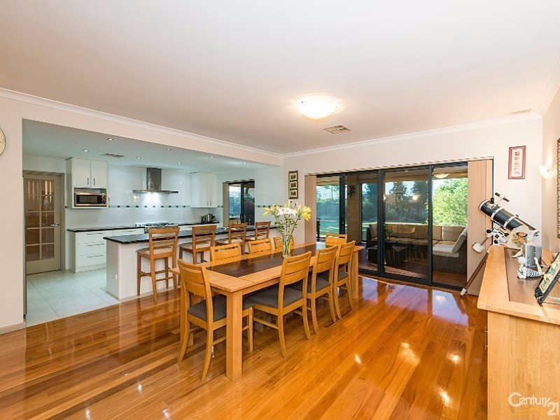 8 Moseley Drive, The Vines WA 6069