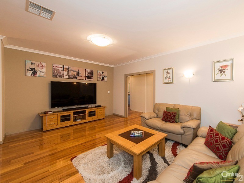 8 Moseley Drive, The Vines WA 6069