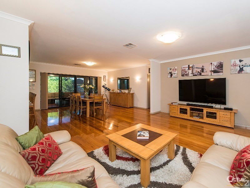 8 Moseley Drive, The Vines WA 6069