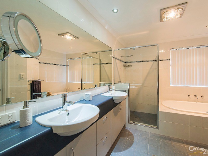 8 Moseley Drive, The Vines WA 6069