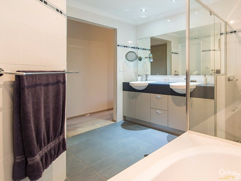 8 Moseley Drive, The Vines WA 6069