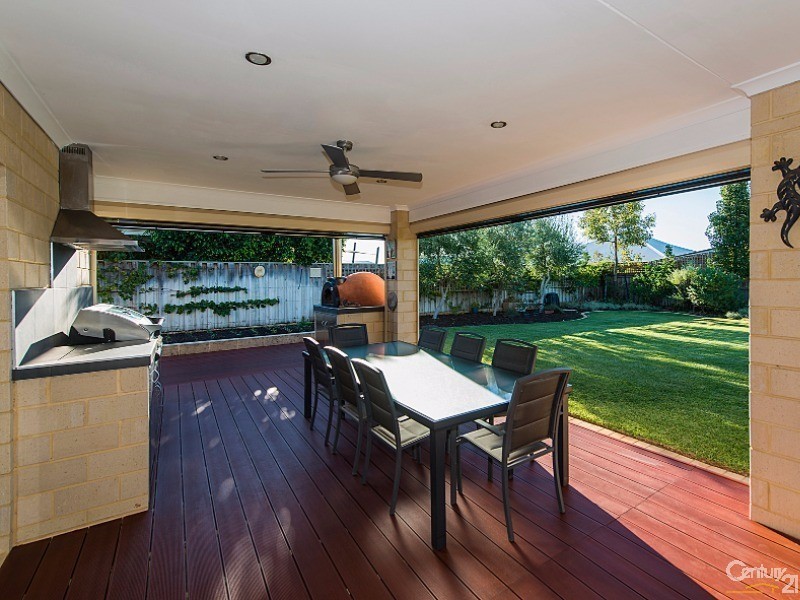 8 Moseley Drive, The Vines WA 6069