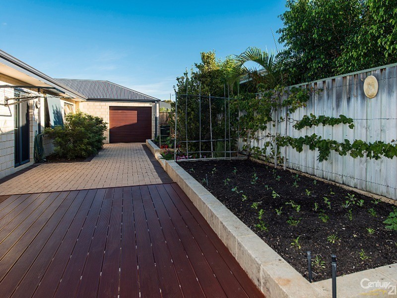 8 Moseley Drive, The Vines WA 6069