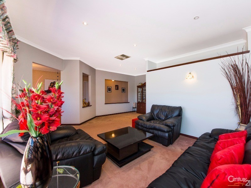 18 Antrim Court, Woodvale WA 6026
