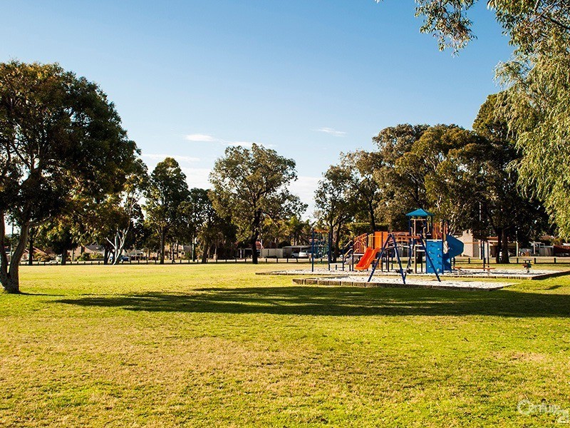 5 Dimitrios Ct, Hocking WA 6065