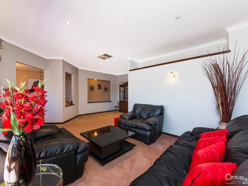 18 Antrim Court, Woodvale WA 6026