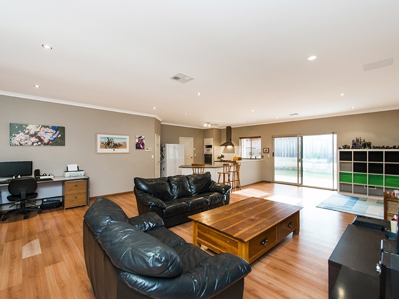 4 Erickson Pass, Ellenbrook WA 6069