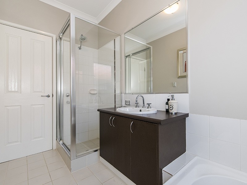 48 Farmaner Parkway, Ellenbrook WA 6069