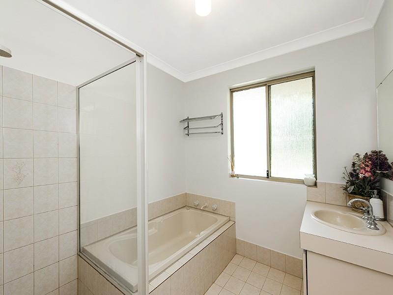 4 Yarra Court, Carramar WA 6031