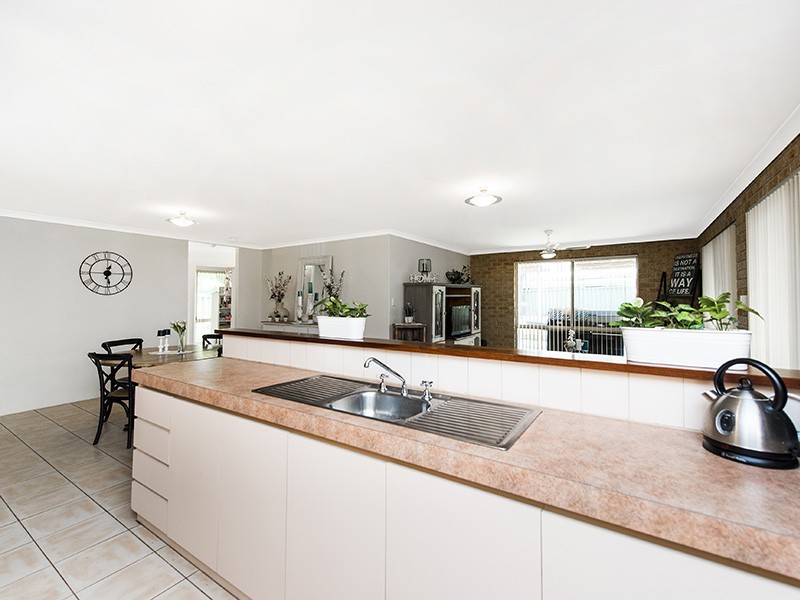 4 Yarra Court, Carramar WA 6031