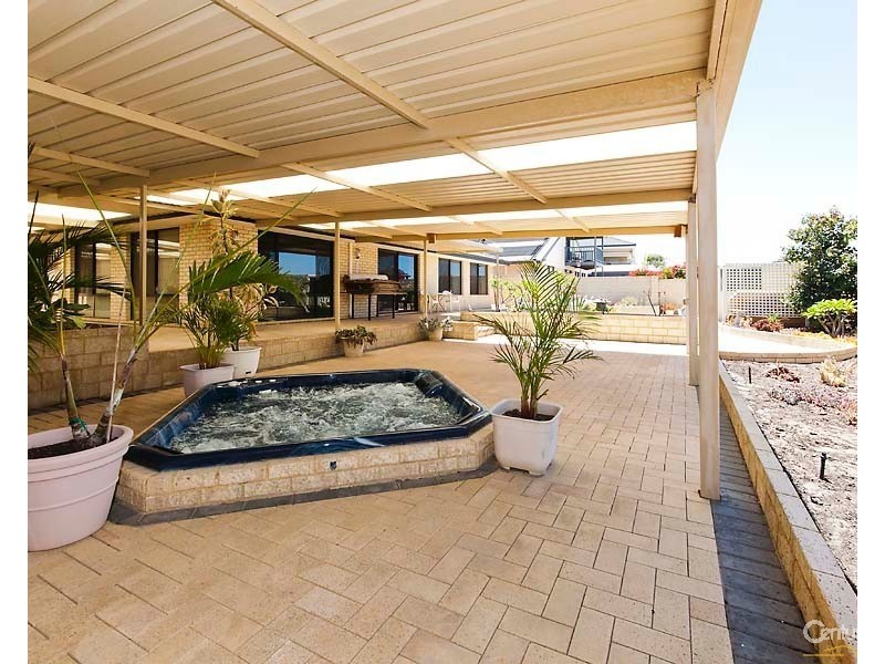 14 Rochester Drive, Mindarie WA 6030