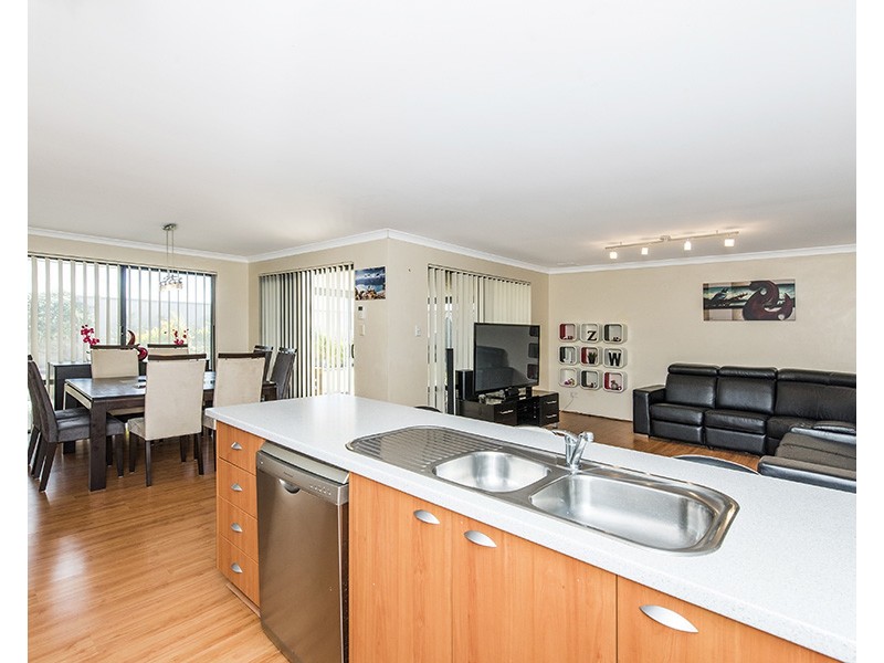 10 Birchmore Gardens, Ellenbrook WA 6069