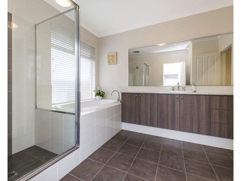 6 Shipton Lane, The Vines WA 6069