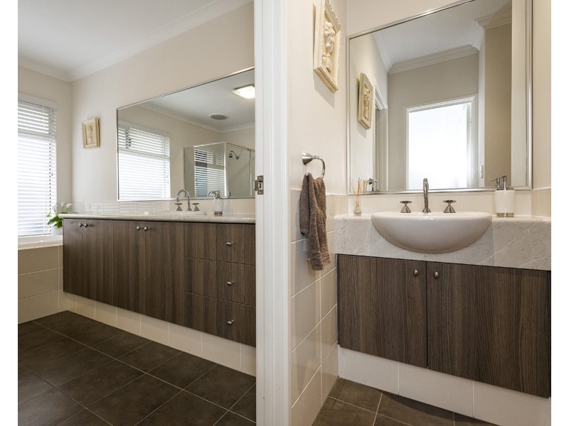 6 Shipton Lane, The Vines WA 6069