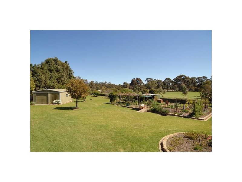 33 Carob Tree Place, Lesmurdie WA 6076