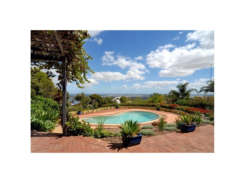 7 Maxine Court, Lesmurdie WA 6076