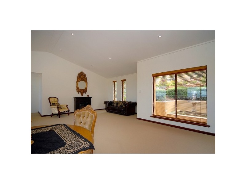 7 Maxine Court, Lesmurdie WA 6076