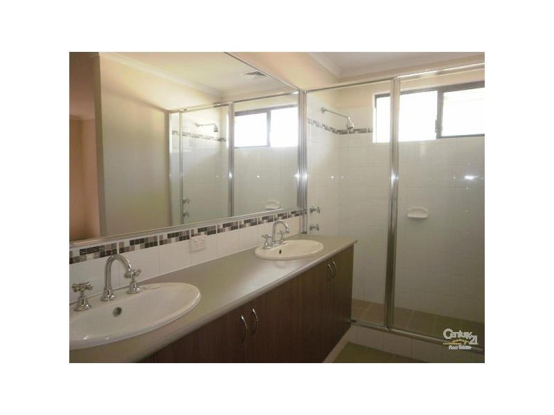 19 Lancelot Green, Wattle Grove WA 6107