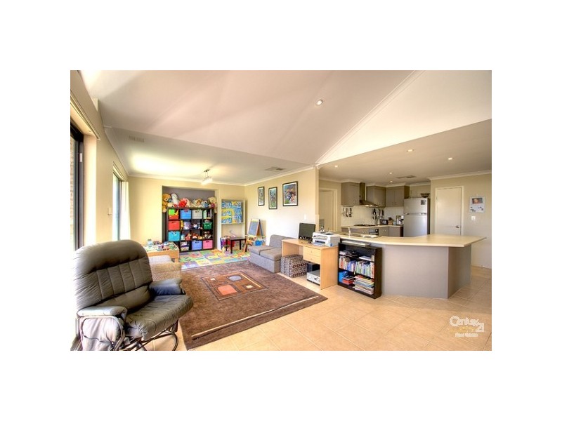 4 Carbine Drive, Wattle Grove WA 6107