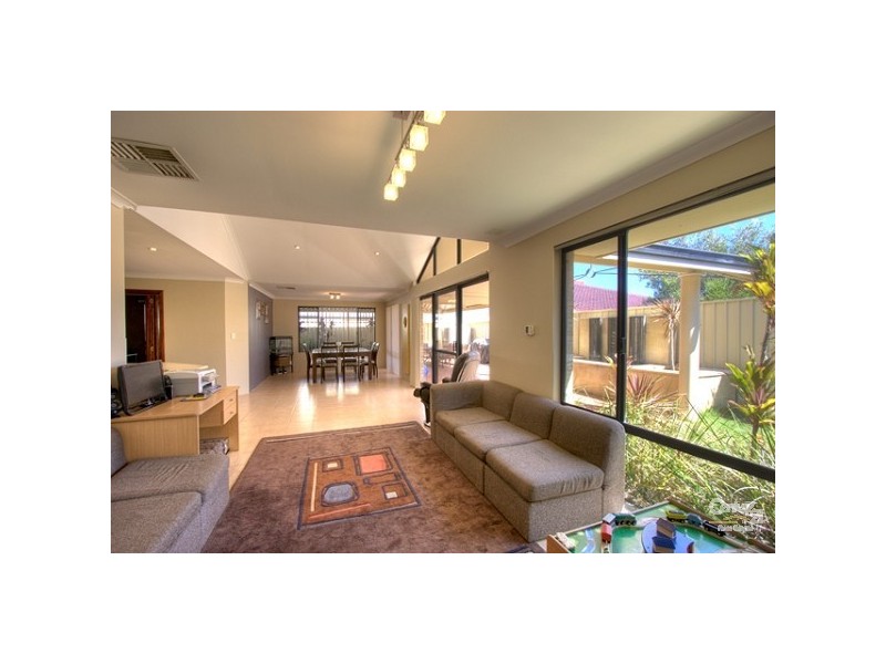 4 Carbine Drive, Wattle Grove WA 6107
