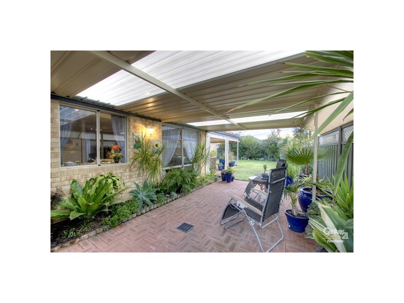 10 Freeduff Drive, Wattle Grove WA 6107