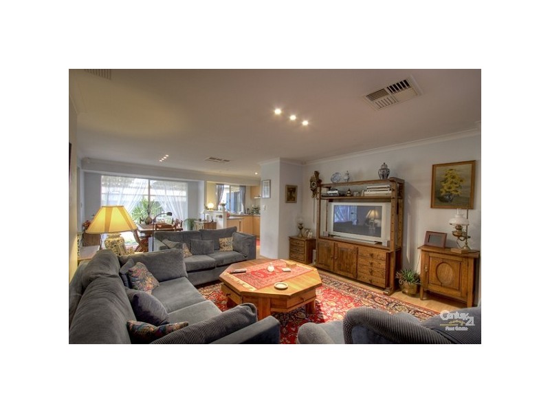 10 Freeduff Drive, Wattle Grove WA 6107