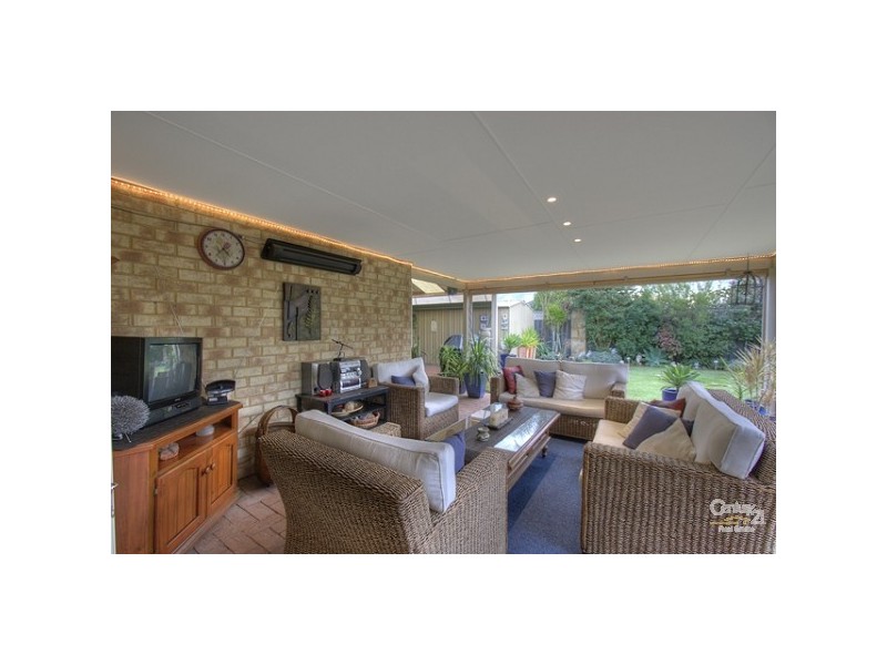 10 Freeduff Drive, Wattle Grove WA 6107