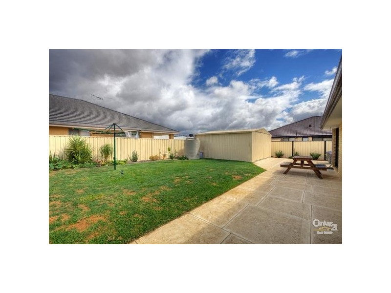 40 Brittain Road, Wattle Grove WA 6107