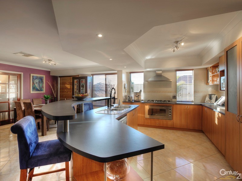 8 Jordan Place, Wattle Grove WA 6107