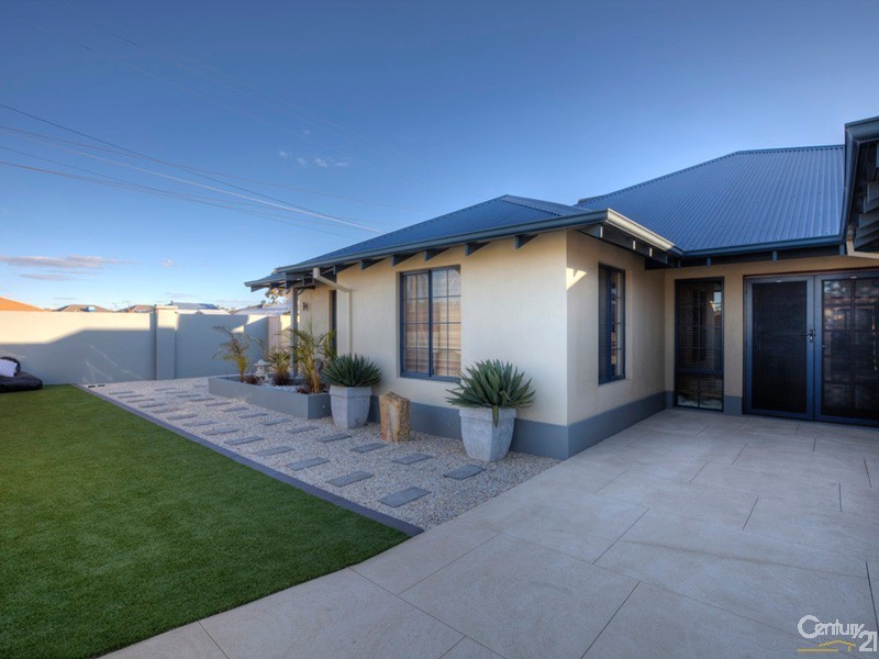 8 Jordan Place, Wattle Grove WA 6107