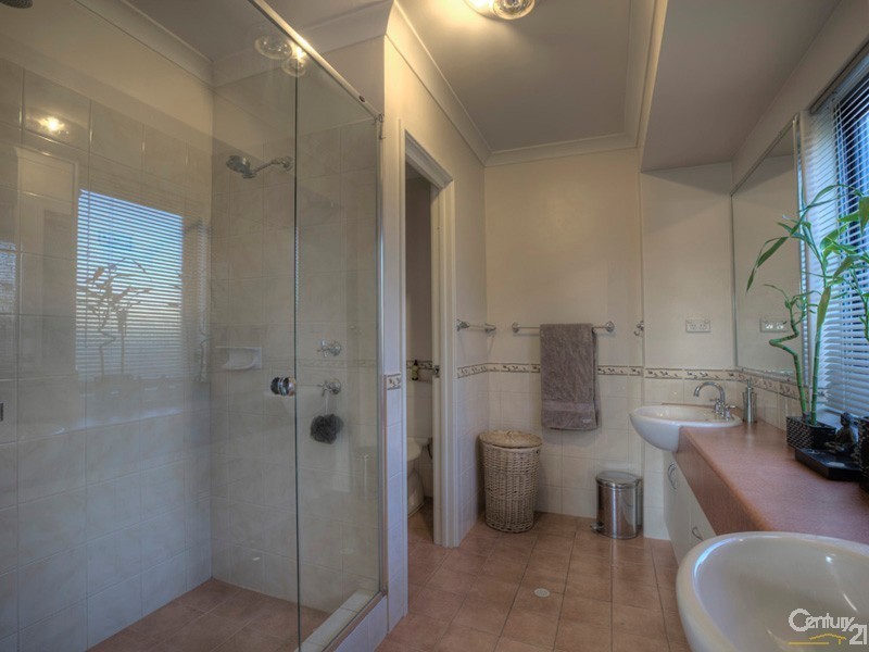 8 Jordan Place, Wattle Grove WA 6107