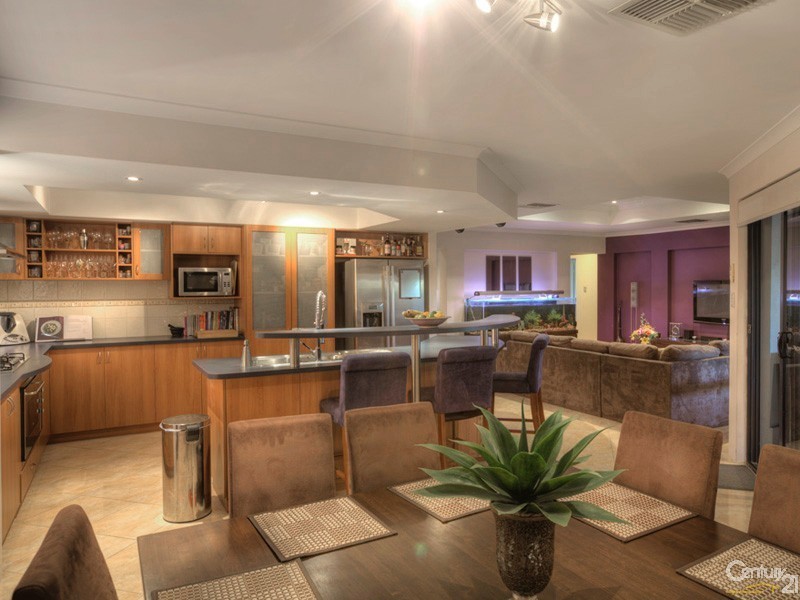 8 Jordan Place, Wattle Grove WA 6107