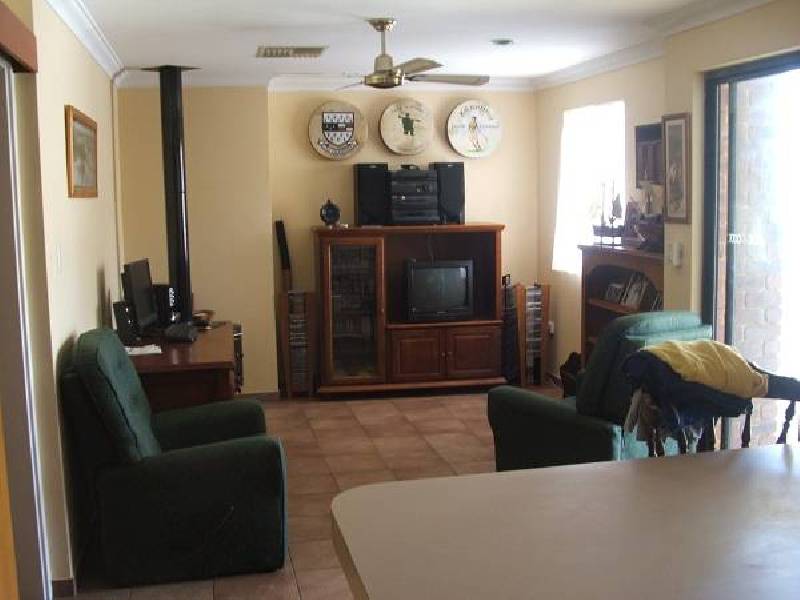 4 Leith Place, High Wycombe WA 6057