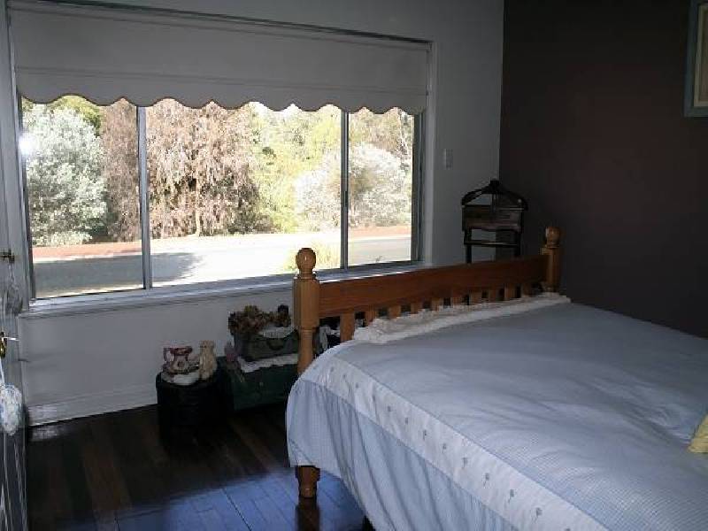 15 Tuart Road, Lesmurdie WA 6076