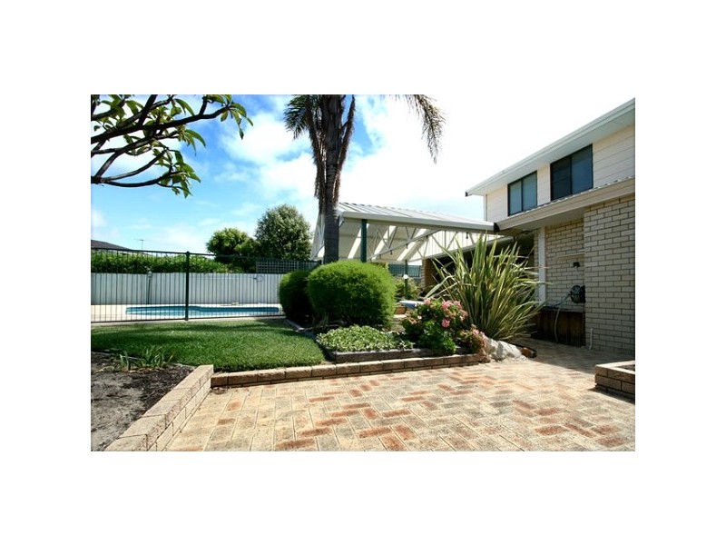 16 Ernest Street, Safety Bay WA 6169