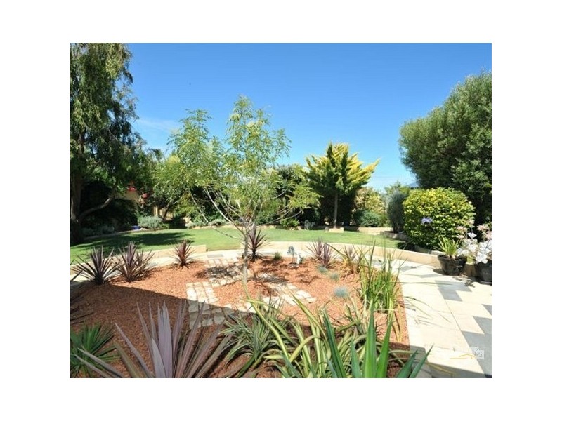 8 Mahoe Parkway, Port Kennedy WA 6172