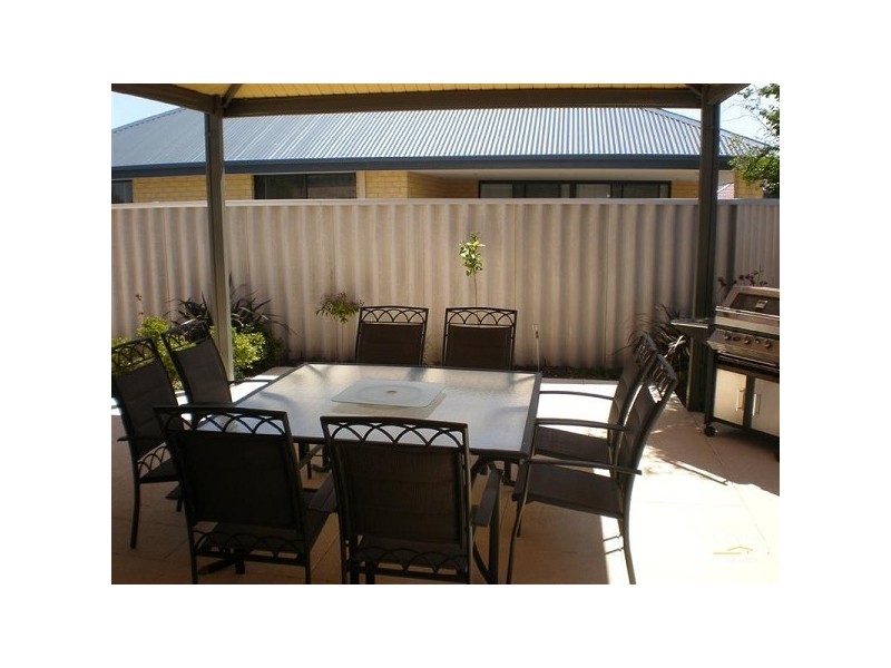 8 Apache Boulevard, Rockingham WA 6168