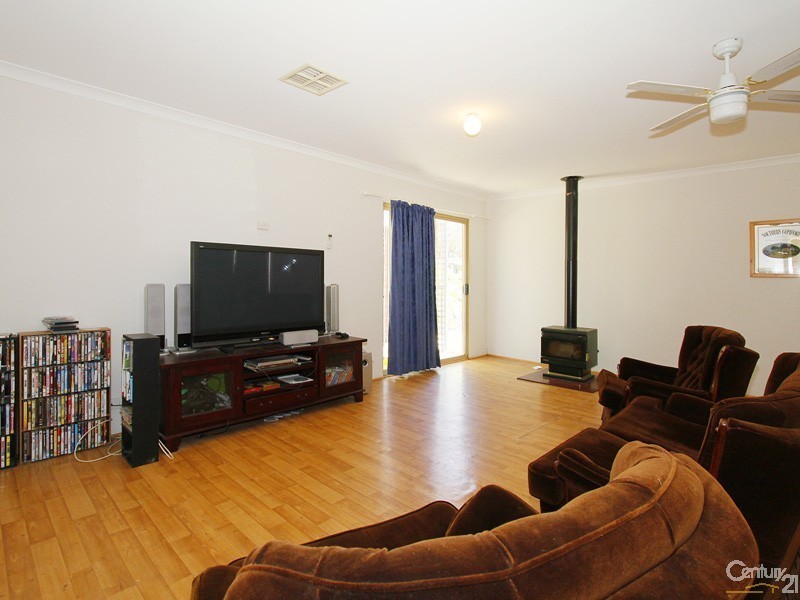 18 Swamp Gum Road, Oakford WA 6121