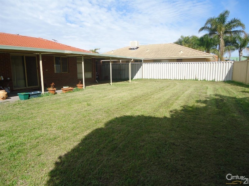 33 Oakwood Crescent, Waikiki WA 6169