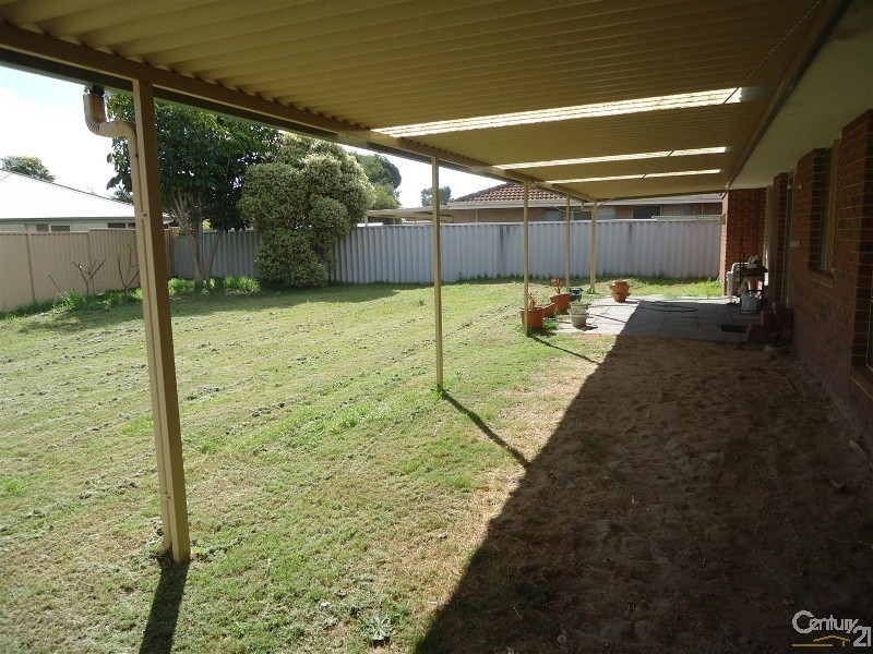 33 Oakwood Crescent, Waikiki WA 6169