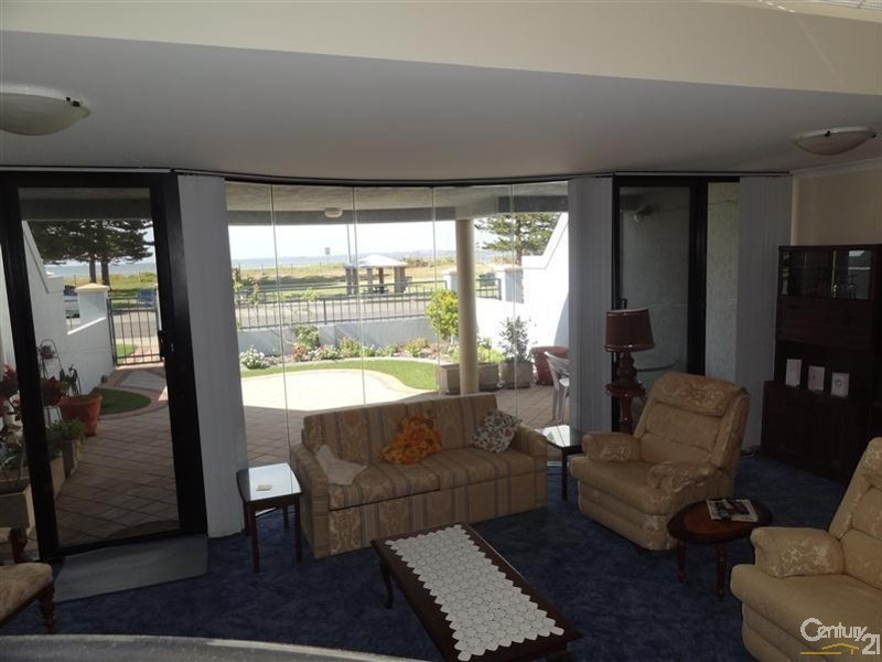 2/47 Esplanade, Rockingham WA 6168