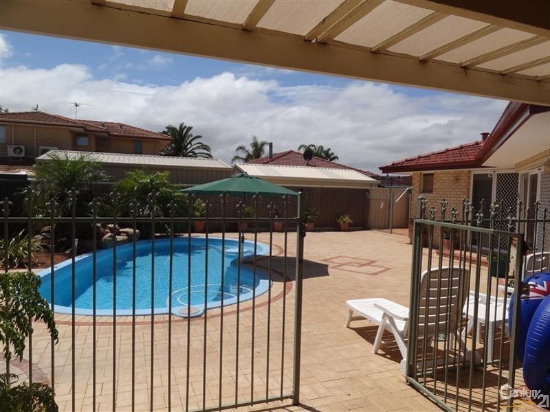 64 Charthouse Road, Waikiki WA 6169