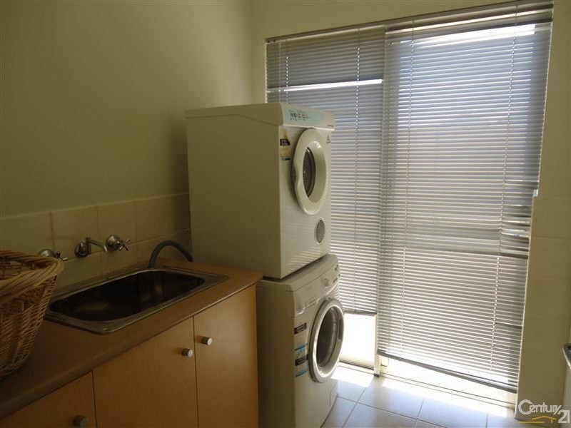 8 Weld Street, Rockingham WA 6168