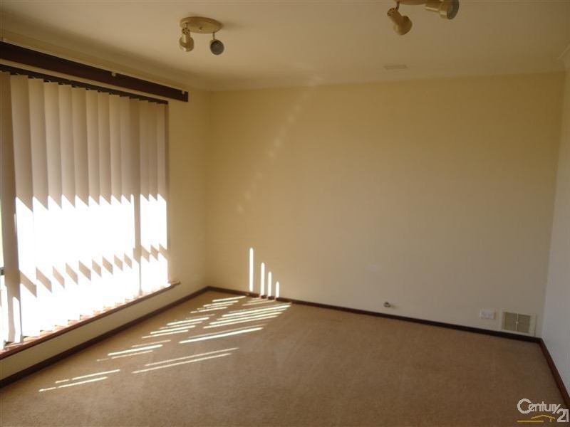 8 Madison Place, Cooloongup WA 6168