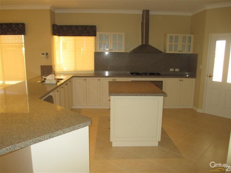 10 Sao Jorge Green, Secret Harbour WA 6173