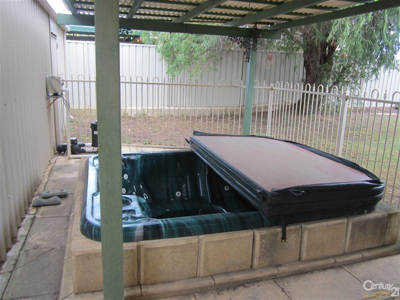 10 Kingston Way, Safety Bay WA 6169